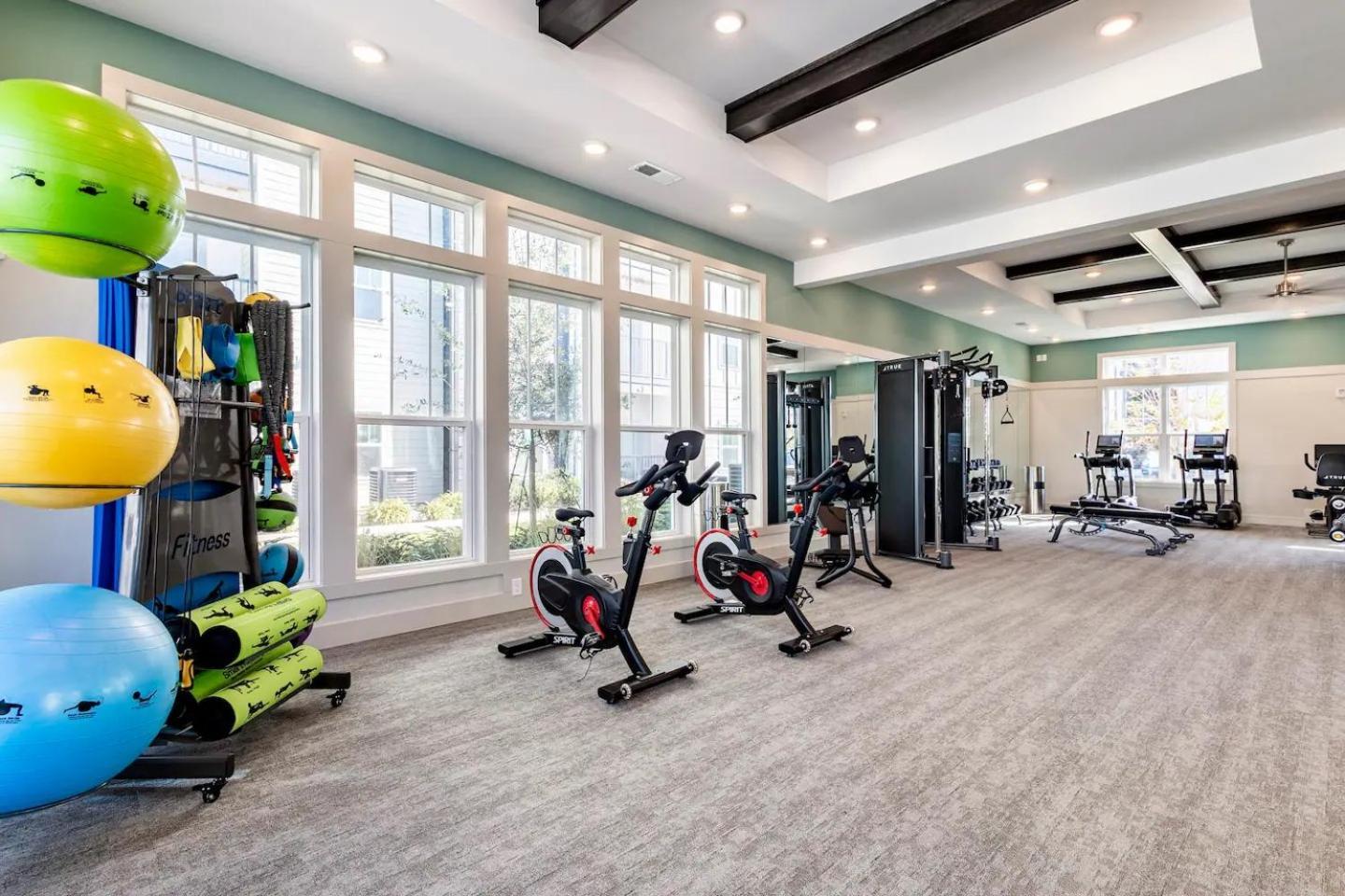 Appartement Complete Lush 10 Min To Parks Pets Allowed, Resort-style Amenities